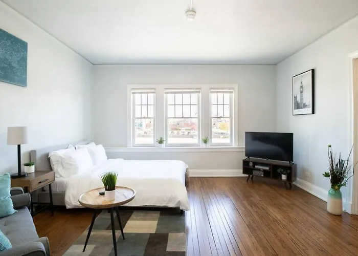 Vibes - Modern In The Heart Of Downtown Peoria